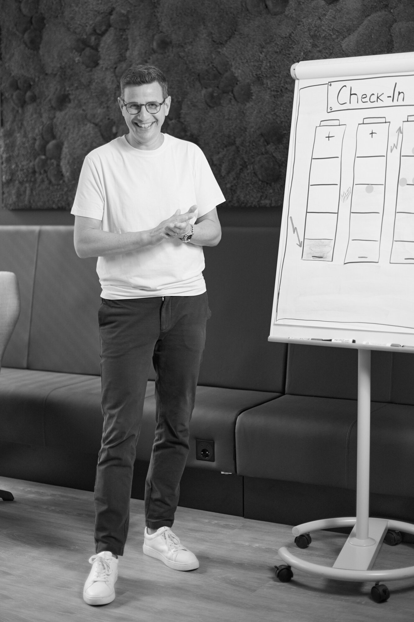 Benjamin Schmalzhaf begleitet einen Workshop am Flipchart